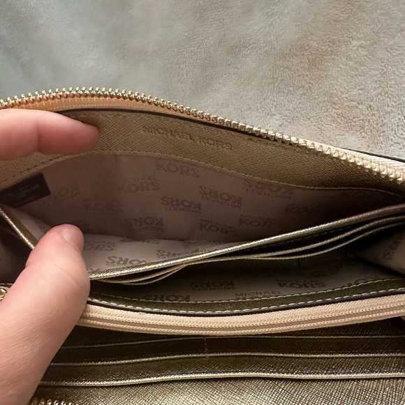 Michael Kors Vanilla Monogram Gold Glitter Center Stripe Large Wallet EUC - Picture 8 of 9